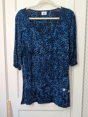 Very Vineyard Blue Black Printed V-Neck Tunic Shell buttons Large Art to Wear